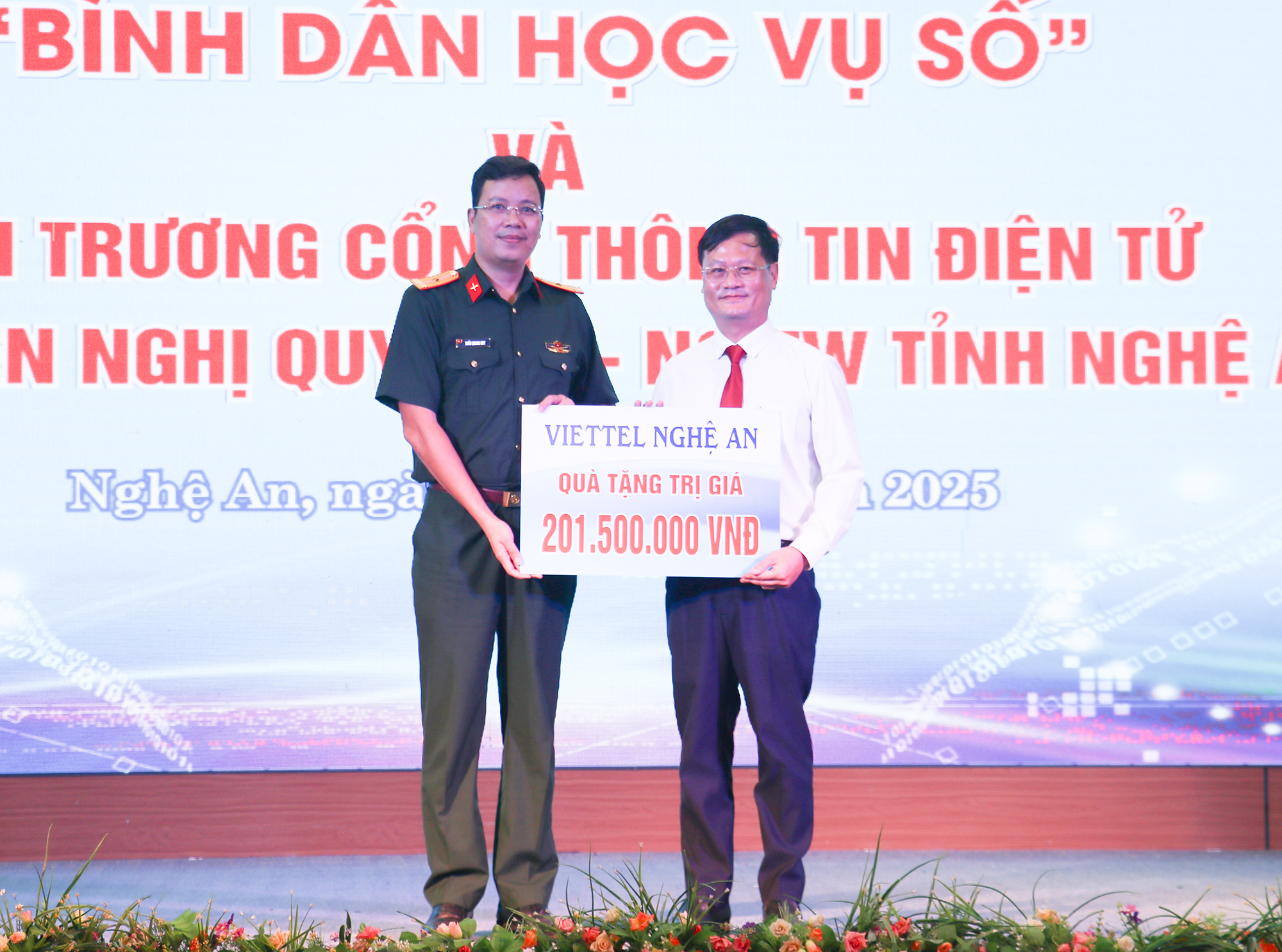 Nghệ An: Phát động phong trào 'Bình dân học vụ số' và khai trương Cổng Thông tin điện tử- Ảnh 8. Nghệ An: Phát động phong trào 'Bình dân học vụ số' và khai trương Cổng Thông tin điện tử- Ảnh 8.