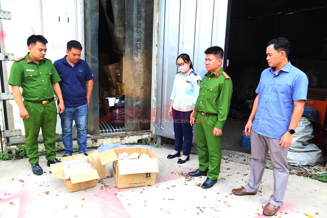 Bí mật khủng bên trong kho đông lạnh in dòng chữ "hàng phế phẩm thanh lý..."- Ảnh 1. Bí mật khủng bên trong kho đông lạnh in dòng chữ "hàng phế phẩm thanh lý..."- Ảnh 1.