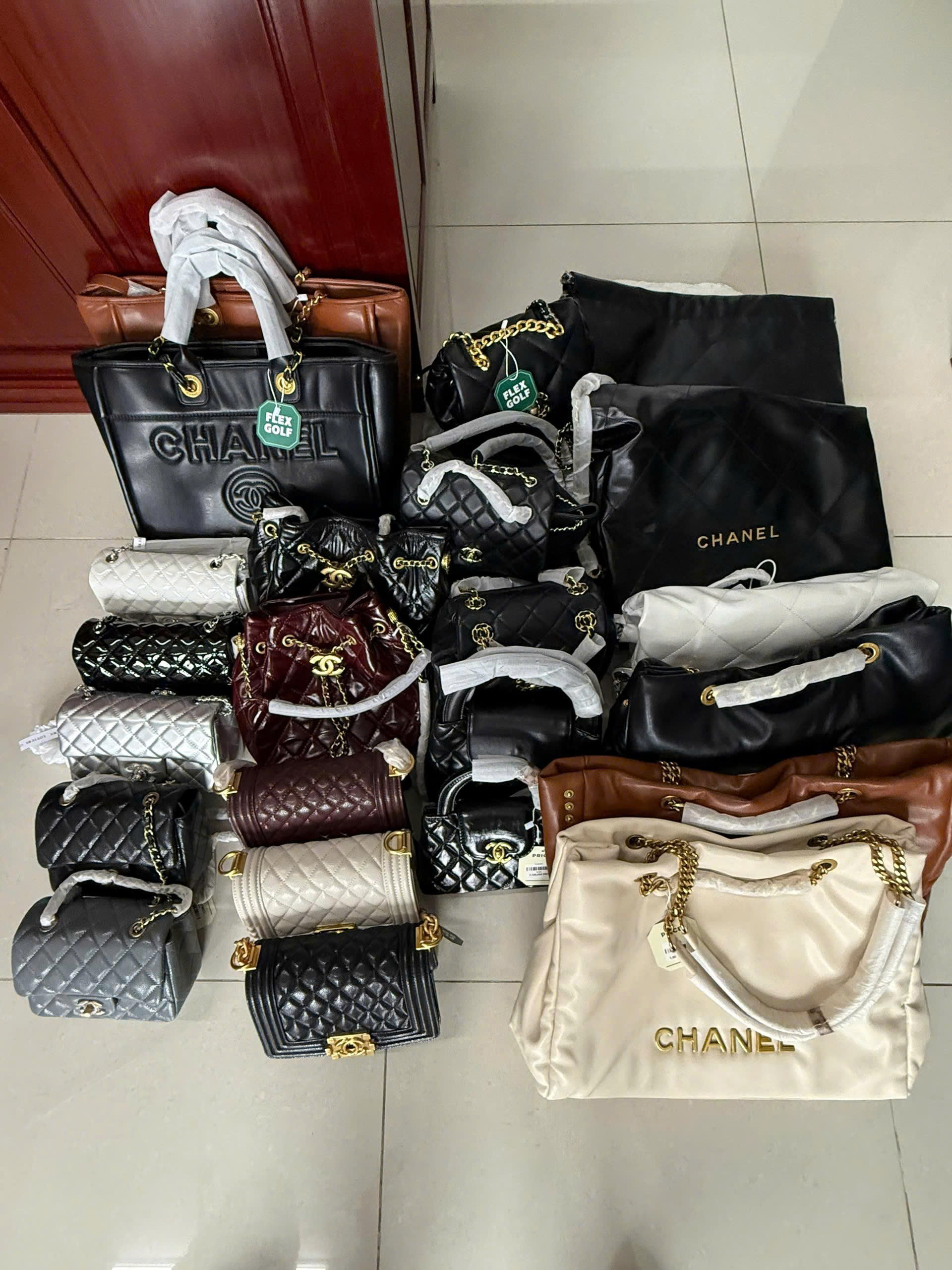 Bất ngờ ập vào kiểm tra một cửa hàng thời trang, phát hiện sự thật bên trong- Ảnh 2. Bất ngờ ập vào kiểm tra một cửa hàng thời trang, phát hiện sự thật bên trong- Ảnh 2.