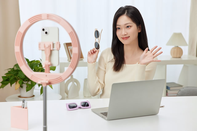 Sự sụp đổ của những người "mua một căn nhà trong một đêm" chỉ nhờ livestream- Ảnh 4. Sự sụp đổ của những người "mua một căn nhà trong một đêm" chỉ nhờ livestream- Ảnh 4.