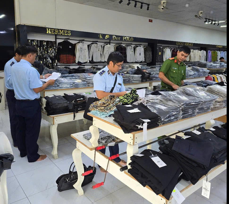 Bất ngờ ập vào kiểm tra một cửa hàng thời trang, phát hiện sự thật bên trong- Ảnh 4. Bất ngờ ập vào kiểm tra một cửa hàng thời trang, phát hiện sự thật bên trong- Ảnh 4.