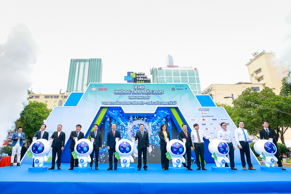 Ngày không tiền mặt 2025: Hàng nghìn khách check-in tại VPBank Cashless City- Ảnh 1. Ngày không tiền mặt 2025: Hàng nghìn khách check-in tại VPBank Cashless City- Ảnh 1.