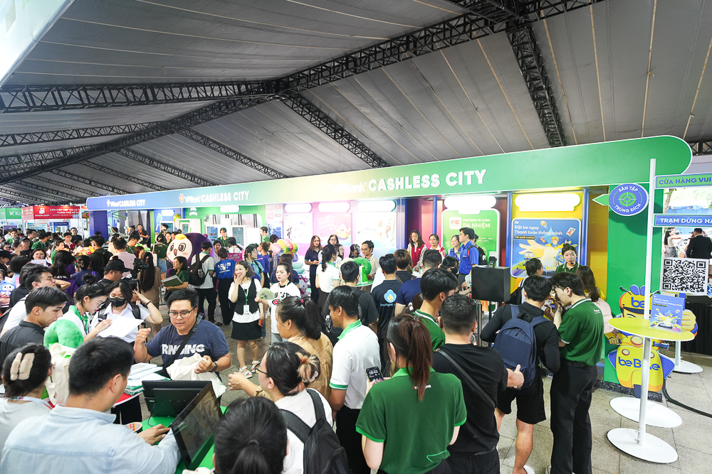 Ngày không tiền mặt 2025: Hàng nghìn khách check-in tại VPBank Cashless City- Ảnh 3. Ngày không tiền mặt 2025: Hàng nghìn khách check-in tại VPBank Cashless City- Ảnh 3.