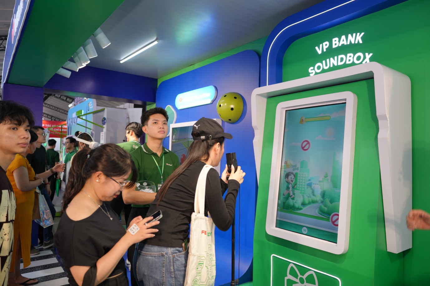 Ngày không tiền mặt 2025: Hàng nghìn khách check-in tại VPBank Cashless City- Ảnh 4. Ngày không tiền mặt 2025: Hàng nghìn khách check-in tại VPBank Cashless City- Ảnh 4.