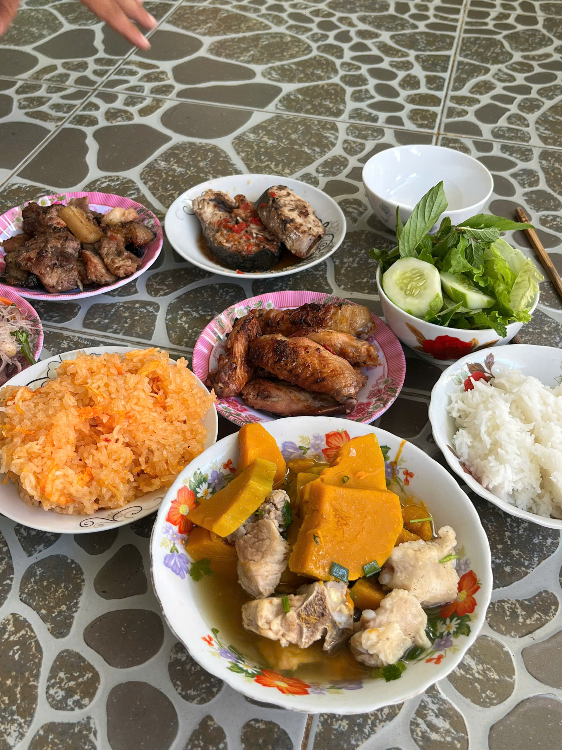 Bị công ty cho nghỉ việc, "dạt" ngay ra đảo Phú Quý sống dài ngày: Cách chi tiêu sau khi thất nghiệp mới sốc- Ảnh 6. Bị công ty cho nghỉ việc, "dạt" ngay ra đảo Phú Quý sống dài ngày: Cách chi tiêu sau khi thất nghiệp mới sốc- Ảnh 6.