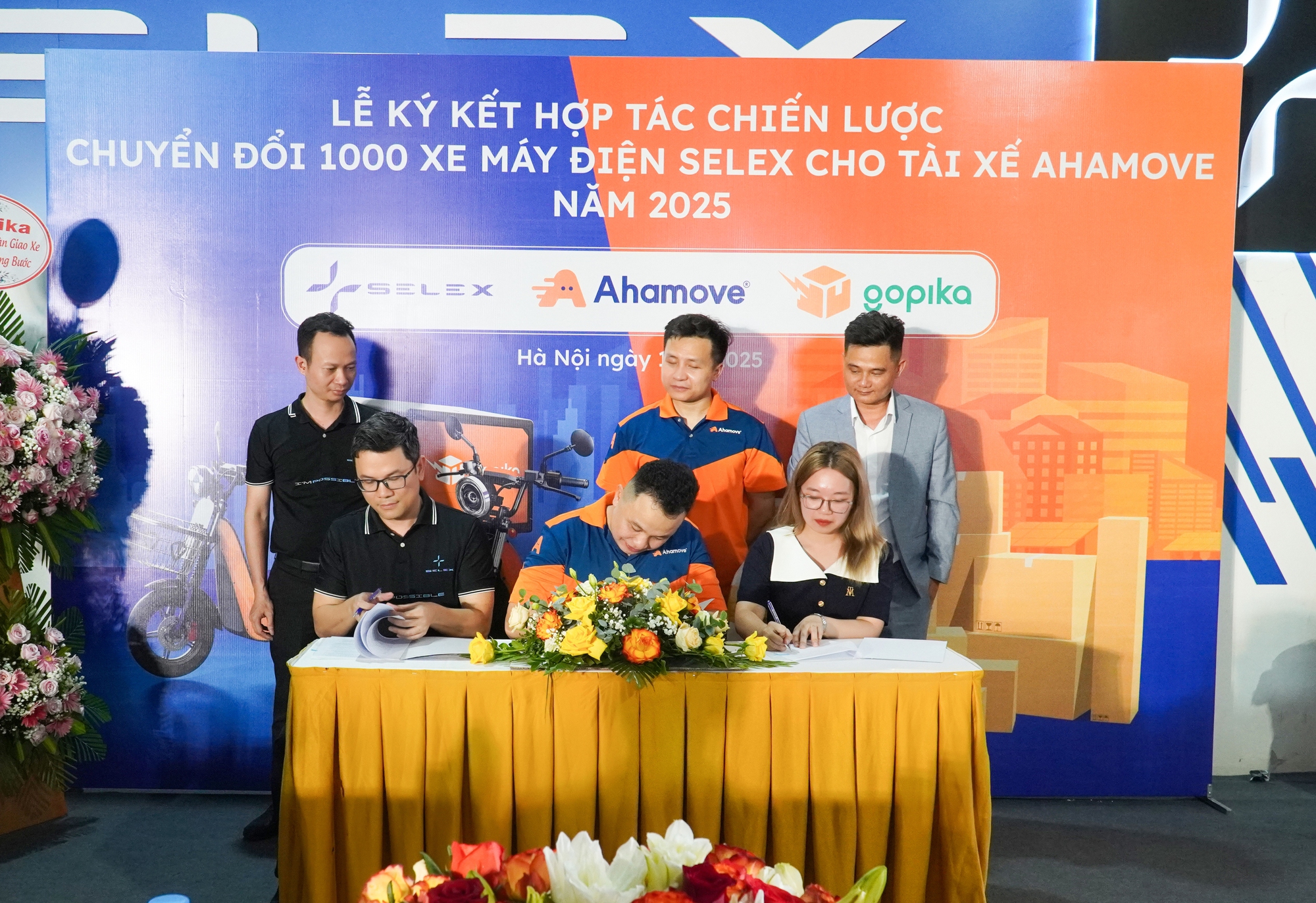Xe máy điện Việt có pin đầy trong 2 phút, khách vừa 'chốt' 1.000 xe đã muốn nâng lên 100.000 chiếc- Ảnh 1. Xe máy điện Việt có pin đầy trong 2 phút, khách vừa 'chốt' 1.000 xe đã muốn nâng lên 100.000 chiếc- Ảnh 1.