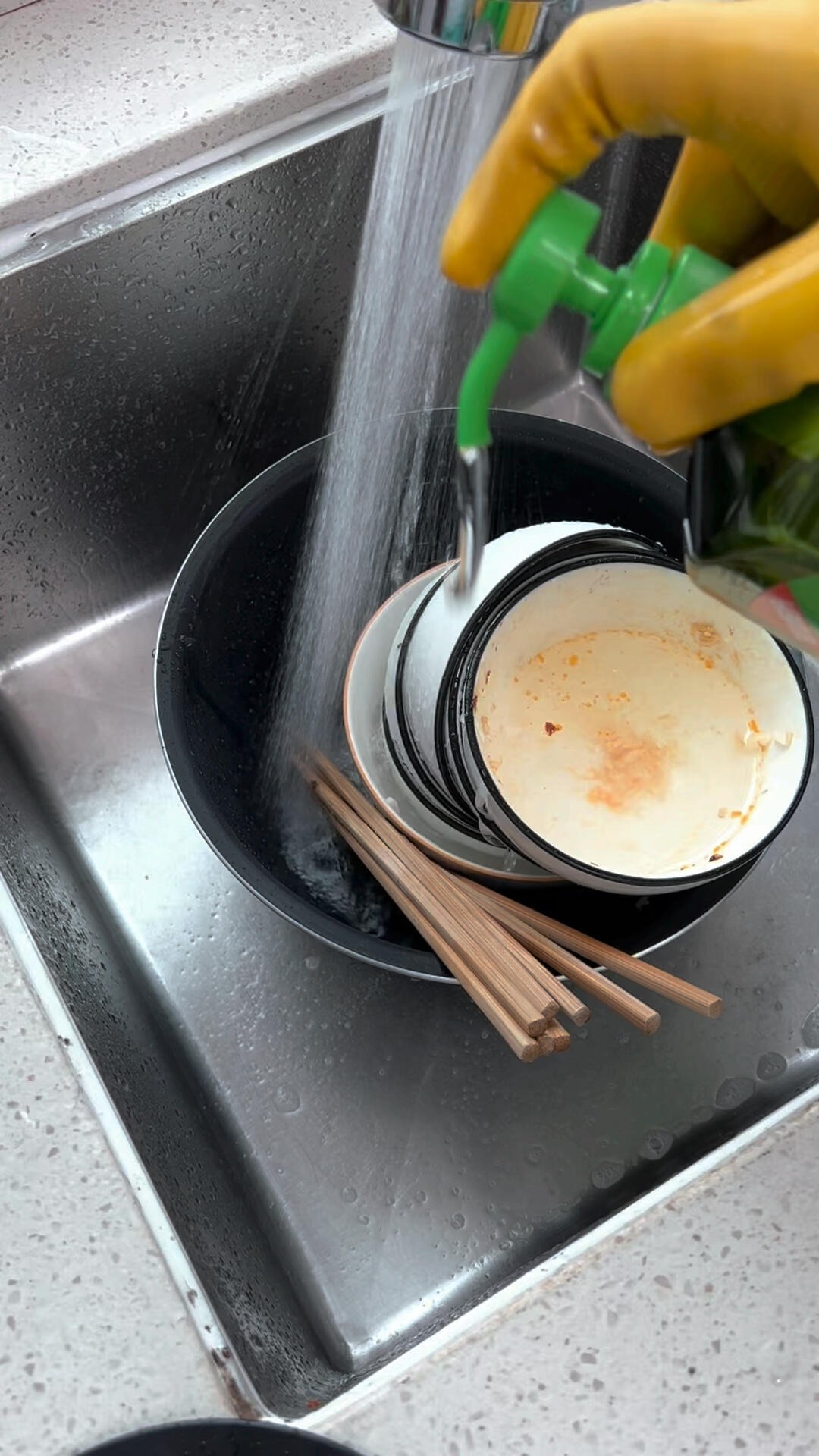 Rửa bát sai cách làm tăng nguy cơ ung thư: Ai mắc 5 thói xấu này thì bây giờ sửa vẫn kịp!- Ảnh 2. Rửa bát sai cách làm tăng nguy cơ ung thư: Ai mắc 5 thói xấu này thì bây giờ sửa vẫn kịp!- Ảnh 2.