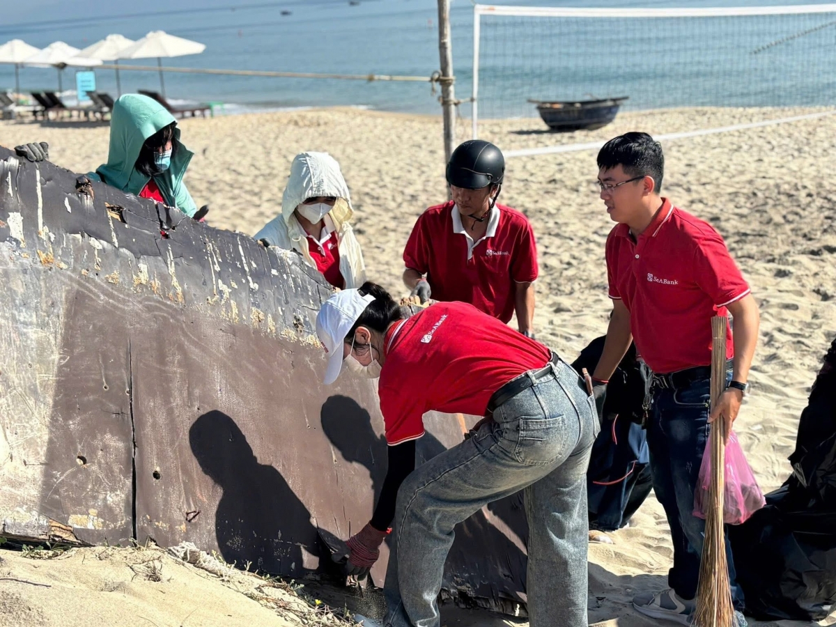Cán bộ nhân viên SeABank chung tay làm sạch 11 bãi biển vì môi trường xanh- Ảnh 4. Cán bộ nhân viên SeABank chung tay làm sạch 11 bãi biển vì môi trường xanh- Ảnh 4.