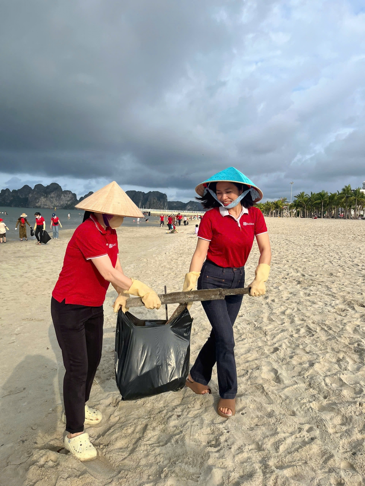 Cán bộ nhân viên SeABank chung tay làm sạch 11 bãi biển vì môi trường xanh- Ảnh 2. Cán bộ nhân viên SeABank chung tay làm sạch 11 bãi biển vì môi trường xanh- Ảnh 2.