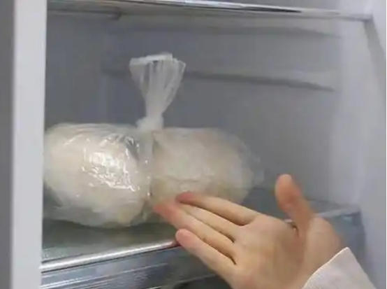 Cẩn thận! Đừng để 5 thứ này vào tủ lạnh nữa, chúng có thể trở thành "kẻ giết người vô hình" đấy!- Ảnh 3. Cẩn thận! Đừng để 5 thứ này vào tủ lạnh nữa, chúng có thể trở thành "kẻ giết người vô hình" đấy!- Ảnh 3.