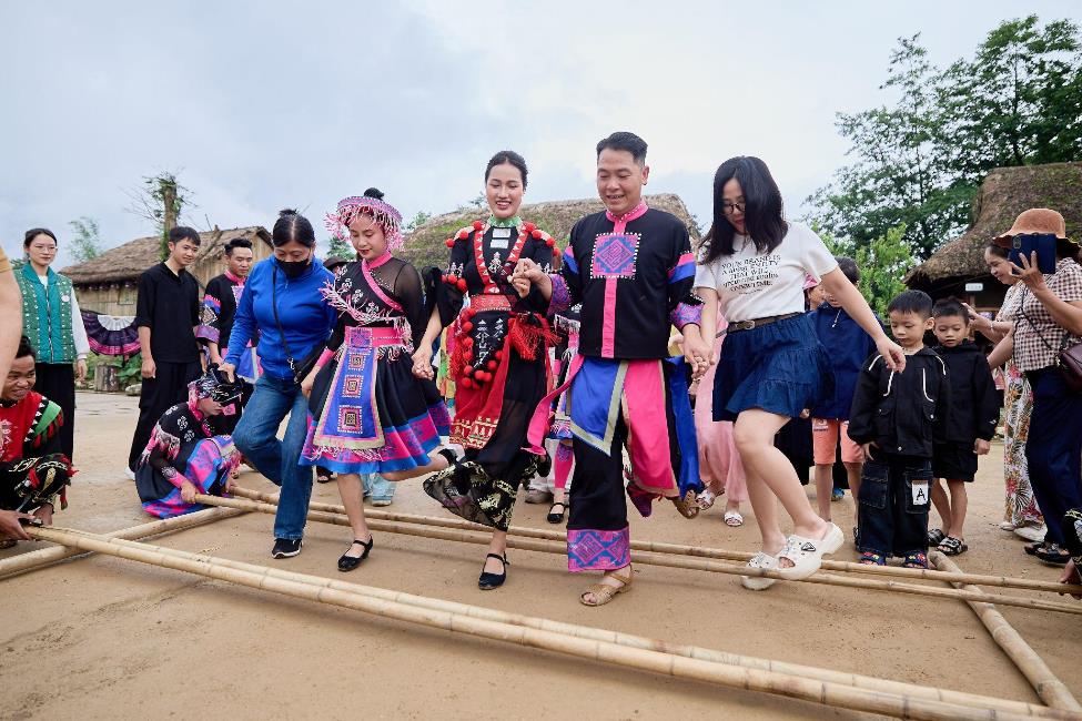 Fansipan ra mắt show ‘Đỉnh thiêng du ký’ tại 3 địa điểm, 3 độ cao của nóc nhà Đông Dương- Ảnh 9. Fansipan ra mắt show ‘Đỉnh thiêng du ký’ tại 3 địa điểm, 3 độ cao của nóc nhà Đông Dương- Ảnh 9.