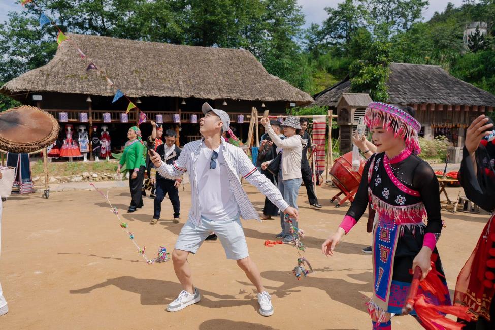 Fansipan ra mắt show ‘Đỉnh thiêng du ký’ tại 3 địa điểm, 3 độ cao của nóc nhà Đông Dương- Ảnh 10. Fansipan ra mắt show ‘Đỉnh thiêng du ký’ tại 3 địa điểm, 3 độ cao của nóc nhà Đông Dương- Ảnh 10.