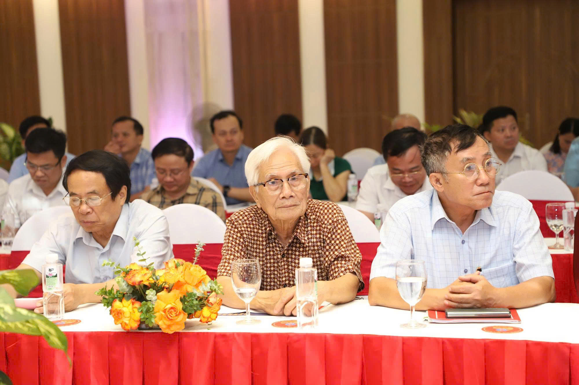 Nghệ An: Lắng nghe ý kiến của các đại biểu đóng góp vào dự thảo Báo cáo chính trị- Ảnh 3. Nghệ An: Lắng nghe ý kiến của các đại biểu đóng góp vào dự thảo Báo cáo chính trị- Ảnh 3.