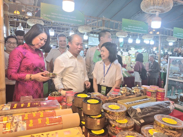 Hơn 1.000 sản phẩm đặc sản hội tụ tại Festival Nông sản Hà Nội lần thứ 4- Ảnh 2. Hơn 1.000 sản phẩm đặc sản hội tụ tại Festival Nông sản Hà Nội lần thứ 4- Ảnh 2.