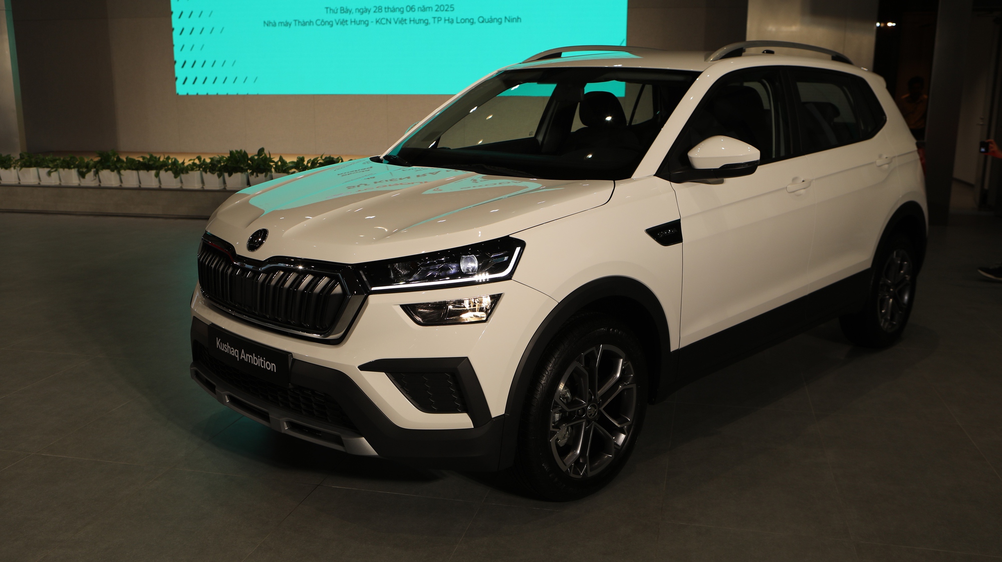 Mẫu SUV vừa 'ra lò' nhà máy ở Quảng Ninh của hãng châu Âu: Dùng khung gầm xe tiền tỷ, 'ngang giá xe Hàn'- Ảnh 1. Mẫu SUV vừa 'ra lò' nhà máy ở Quảng Ninh của hãng châu Âu: Dùng khung gầm xe tiền tỷ, 'ngang giá xe Hàn'- Ảnh 1.