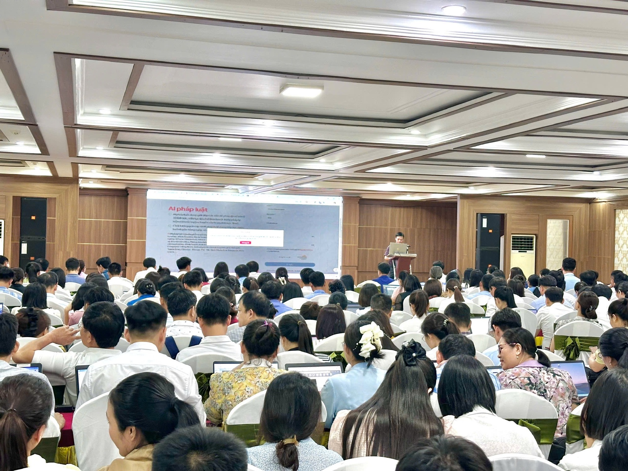 Hà Tĩnh: Tập huấn chuyển đổi số và ứng dụng AI trong giải quyết TTHC cấp xã- Ảnh 3. Hà Tĩnh: Tập huấn chuyển đổi số và ứng dụng AI trong giải quyết TTHC cấp xã- Ảnh 3.