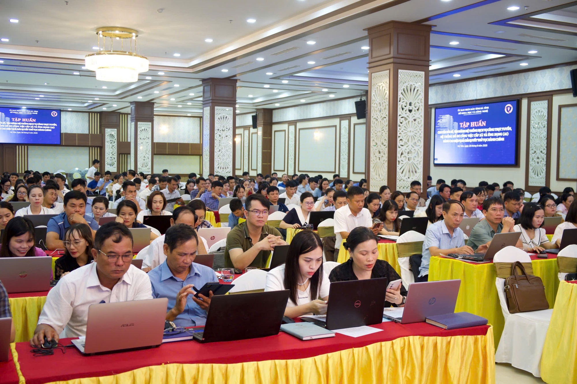 Hà Tĩnh: Tập huấn chuyển đổi số và ứng dụng AI trong giải quyết TTHC cấp xã- Ảnh 4. Hà Tĩnh: Tập huấn chuyển đổi số và ứng dụng AI trong giải quyết TTHC cấp xã- Ảnh 4.