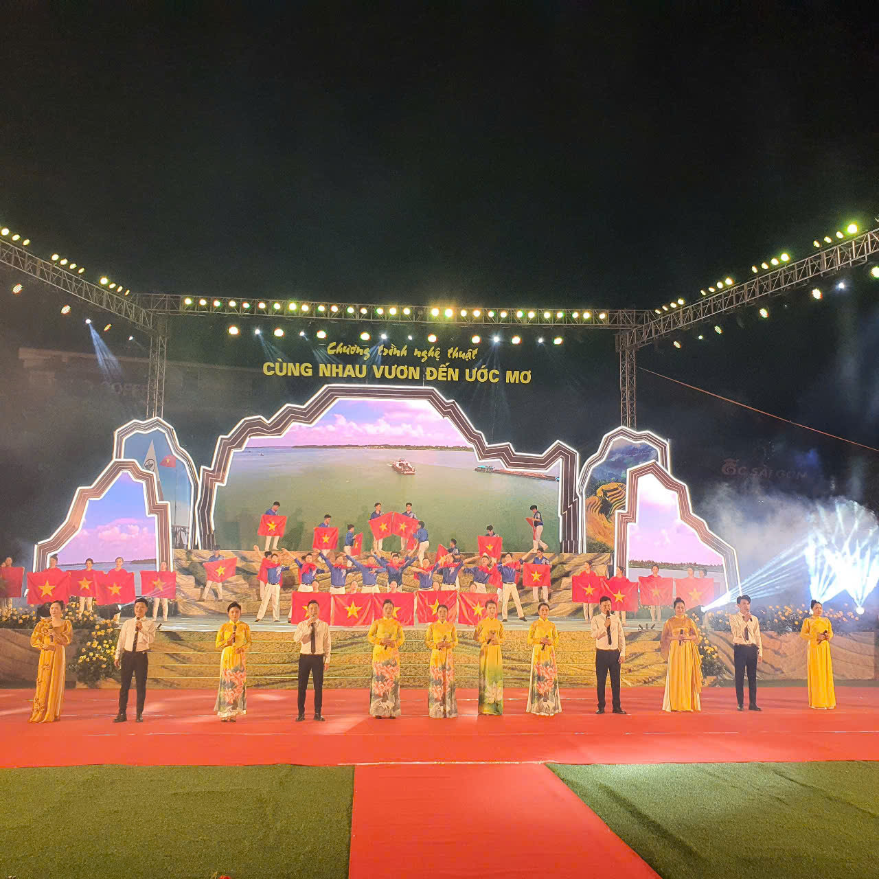 Lào Cai: Tưng bừng Chương trình nghệ thuật chào mừng thành lập tỉnh Lào Cai- Ảnh 7. Lào Cai: Tưng bừng Chương trình nghệ thuật chào mừng thành lập tỉnh Lào Cai- Ảnh 7.