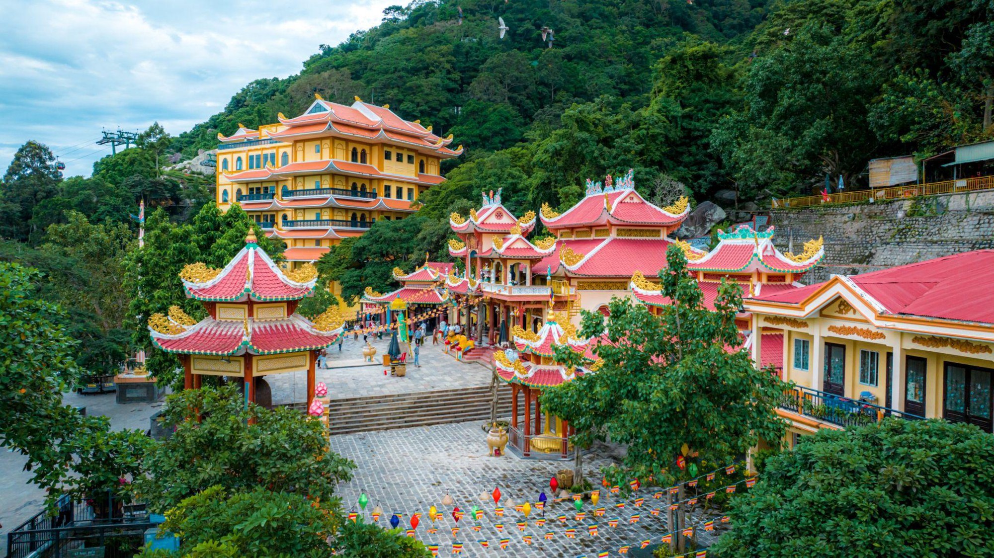 Nhiều hoạt động và ưu đãi tại núi Bà Đen dịp Tây Ninh - Long An “về chung một nhà”- Ảnh 1. Nhiều hoạt động và ưu đãi tại núi Bà Đen dịp Tây Ninh - Long An “về chung một nhà”- Ảnh 1.