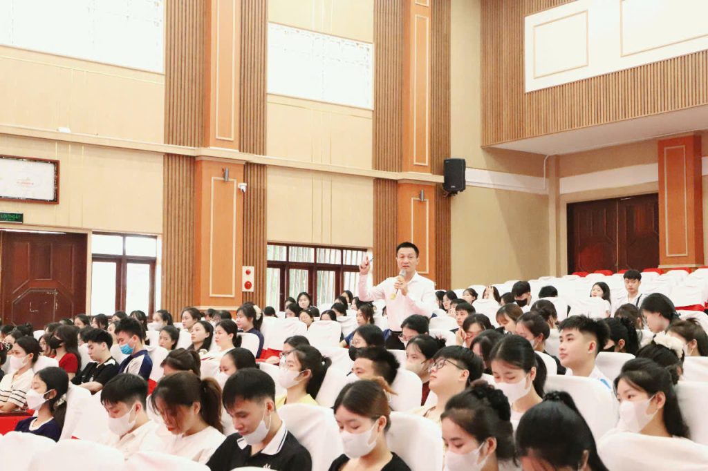 Trường Cao đẳng Y tế Phú Thọ: Đồng hành cùng sinh viên tại Ngày hội tư vấn việc làm 2025- Ảnh 2. Trường Cao đẳng Y tế Phú Thọ: Đồng hành cùng sinh viên tại Ngày hội tư vấn việc làm 2025- Ảnh 2.