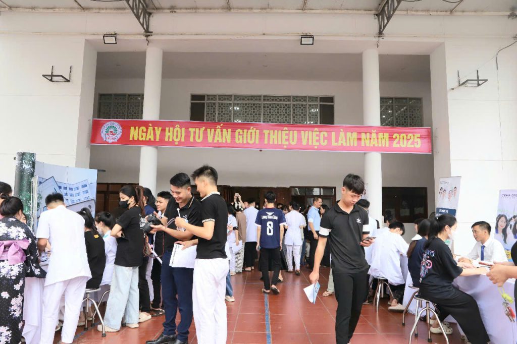 Trường Cao đẳng Y tế Phú Thọ: Đồng hành cùng sinh viên tại Ngày hội tư vấn việc làm 2025- Ảnh 4. Trường Cao đẳng Y tế Phú Thọ: Đồng hành cùng sinh viên tại Ngày hội tư vấn việc làm 2025- Ảnh 4.