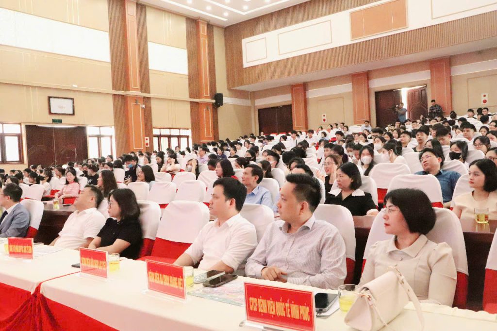 Trường Cao đẳng Y tế Phú Thọ: Đồng hành cùng sinh viên tại Ngày hội tư vấn việc làm 2025- Ảnh 6. Trường Cao đẳng Y tế Phú Thọ: Đồng hành cùng sinh viên tại Ngày hội tư vấn việc làm 2025- Ảnh 6.
