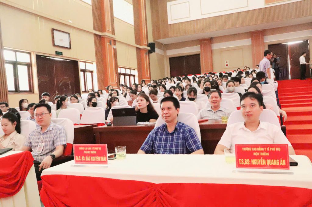 Trường Cao đẳng Y tế Phú Thọ: Đồng hành cùng sinh viên tại Ngày hội tư vấn việc làm 2025- Ảnh 9. Trường Cao đẳng Y tế Phú Thọ: Đồng hành cùng sinh viên tại Ngày hội tư vấn việc làm 2025- Ảnh 9.
