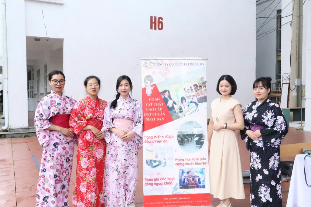 Trường Cao đẳng Y tế Phú Thọ: Đồng hành cùng sinh viên tại Ngày hội tư vấn việc làm 2025- Ảnh 10. Trường Cao đẳng Y tế Phú Thọ: Đồng hành cùng sinh viên tại Ngày hội tư vấn việc làm 2025- Ảnh 10.