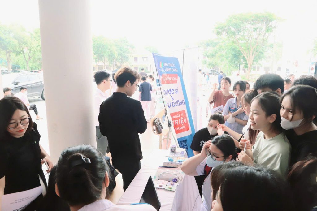 Trường Cao đẳng Y tế Phú Thọ: Đồng hành cùng sinh viên tại Ngày hội tư vấn việc làm 2025- Ảnh 18. Trường Cao đẳng Y tế Phú Thọ: Đồng hành cùng sinh viên tại Ngày hội tư vấn việc làm 2025- Ảnh 18.