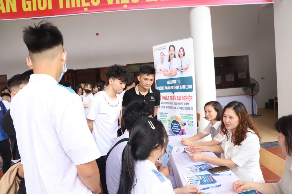 Trường Cao đẳng Y tế Phú Thọ: Đồng hành cùng sinh viên tại Ngày hội tư vấn việc làm 2025- Ảnh 20. Trường Cao đẳng Y tế Phú Thọ: Đồng hành cùng sinh viên tại Ngày hội tư vấn việc làm 2025- Ảnh 20.