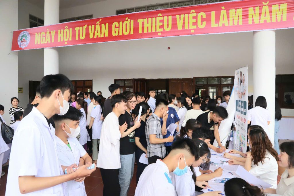 Trường Cao đẳng Y tế Phú Thọ: Đồng hành cùng sinh viên tại Ngày hội tư vấn việc làm 2025- Ảnh 22. Trường Cao đẳng Y tế Phú Thọ: Đồng hành cùng sinh viên tại Ngày hội tư vấn việc làm 2025- Ảnh 22.