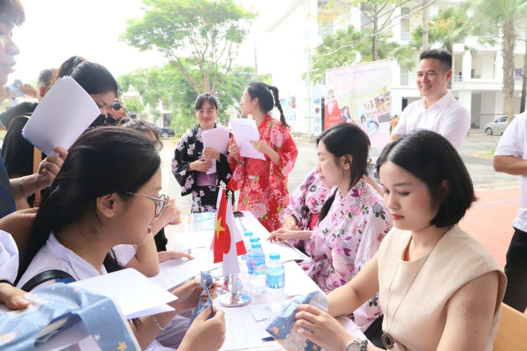 Trường Cao đẳng Y tế Phú Thọ: Đồng hành cùng sinh viên tại Ngày hội tư vấn việc làm 2025- Ảnh 23. Trường Cao đẳng Y tế Phú Thọ: Đồng hành cùng sinh viên tại Ngày hội tư vấn việc làm 2025- Ảnh 23.
