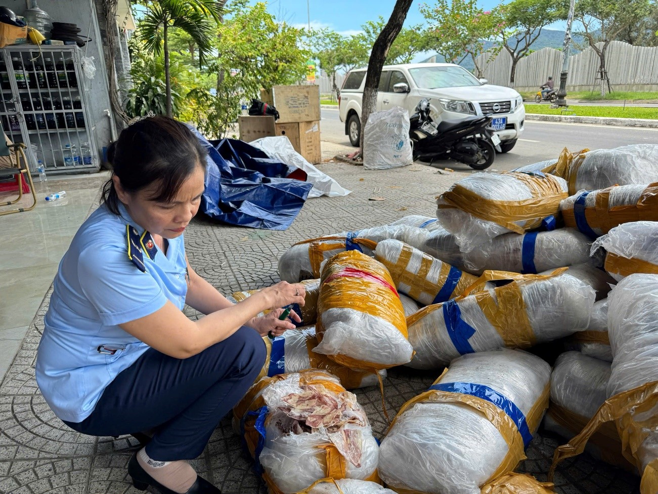 Rùng mình phát hiện 700kg mực khô hư hỏng, bốc mùi chất đống trên vỉa hè Đà Nẵng- Ảnh 2.