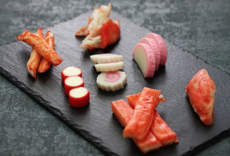 Surimi là một sản phẩm thực phẩm được chế biến từ thịt cá xay nhuyễn, thường được dùng để mô phỏng kết cấu và màu sắc của thịt tôm hùm, cua và các loại động vật có vỏ khác. Ảnh minh họa Surimi là một sản phẩm thực phẩm được chế biến từ thịt cá xay nhuyễn, thường được dùng để mô phỏng kết cấu và màu sắc của thịt tôm hùm, cua và các loại động vật có vỏ khác. Ảnh minh họa