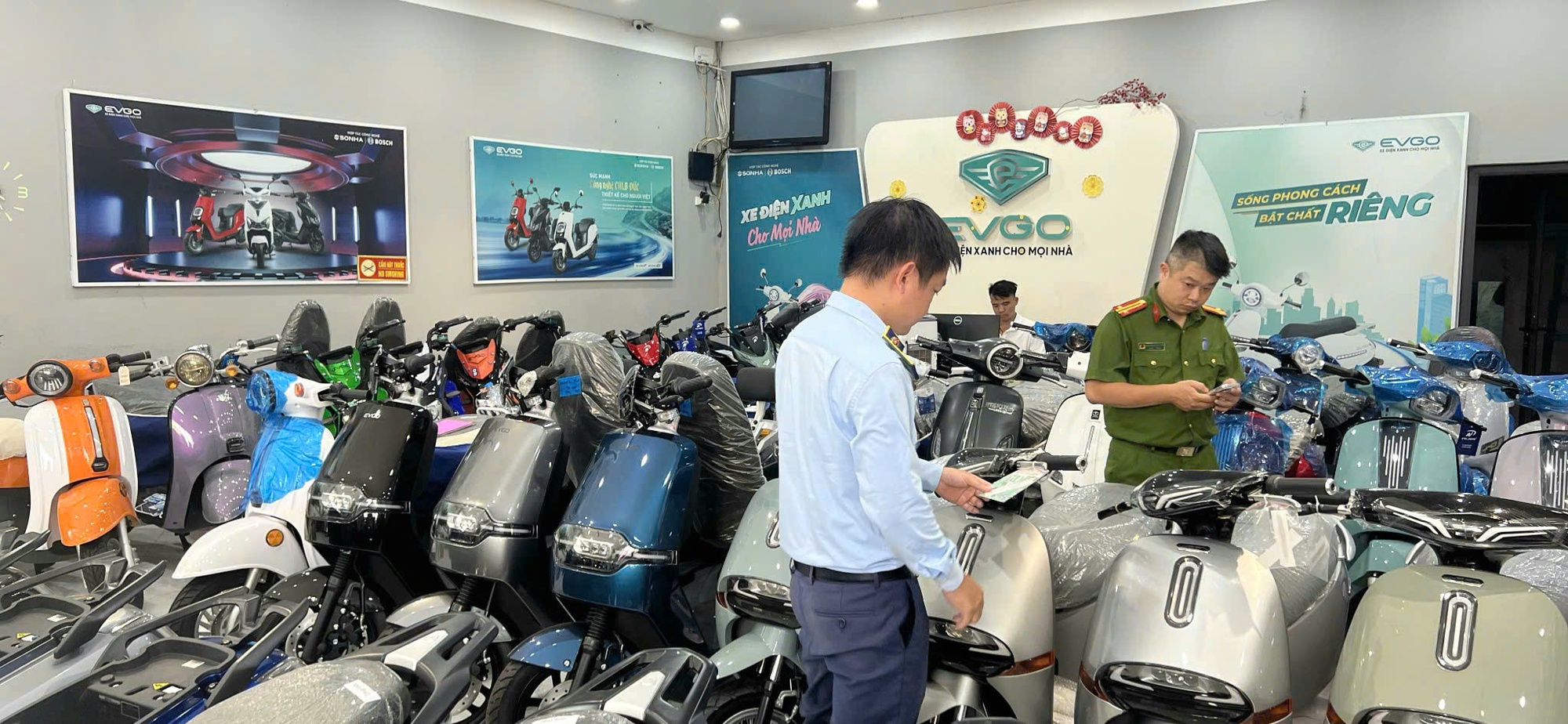 Kiểm tra đột xuất 2 cửa hàng xe điện Trung Hiếu, hiện đã bắt tạm giam 3 người- Ảnh 1. Kiểm tra đột xuất 2 cửa hàng xe điện Trung Hiếu, hiện đã bắt tạm giam 3 người- Ảnh 1.