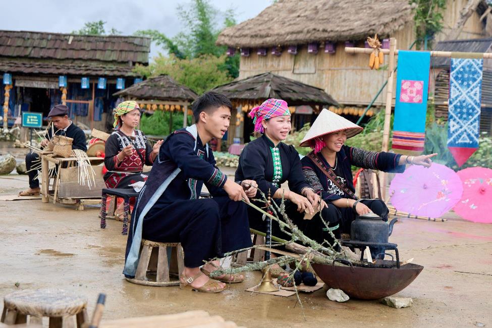 Độc đáo Lễ hội Xòe Bản Mây tại Fansipan, Sa Pa- Ảnh 4. Độc đáo Lễ hội Xòe Bản Mây tại Fansipan, Sa Pa- Ảnh 4.