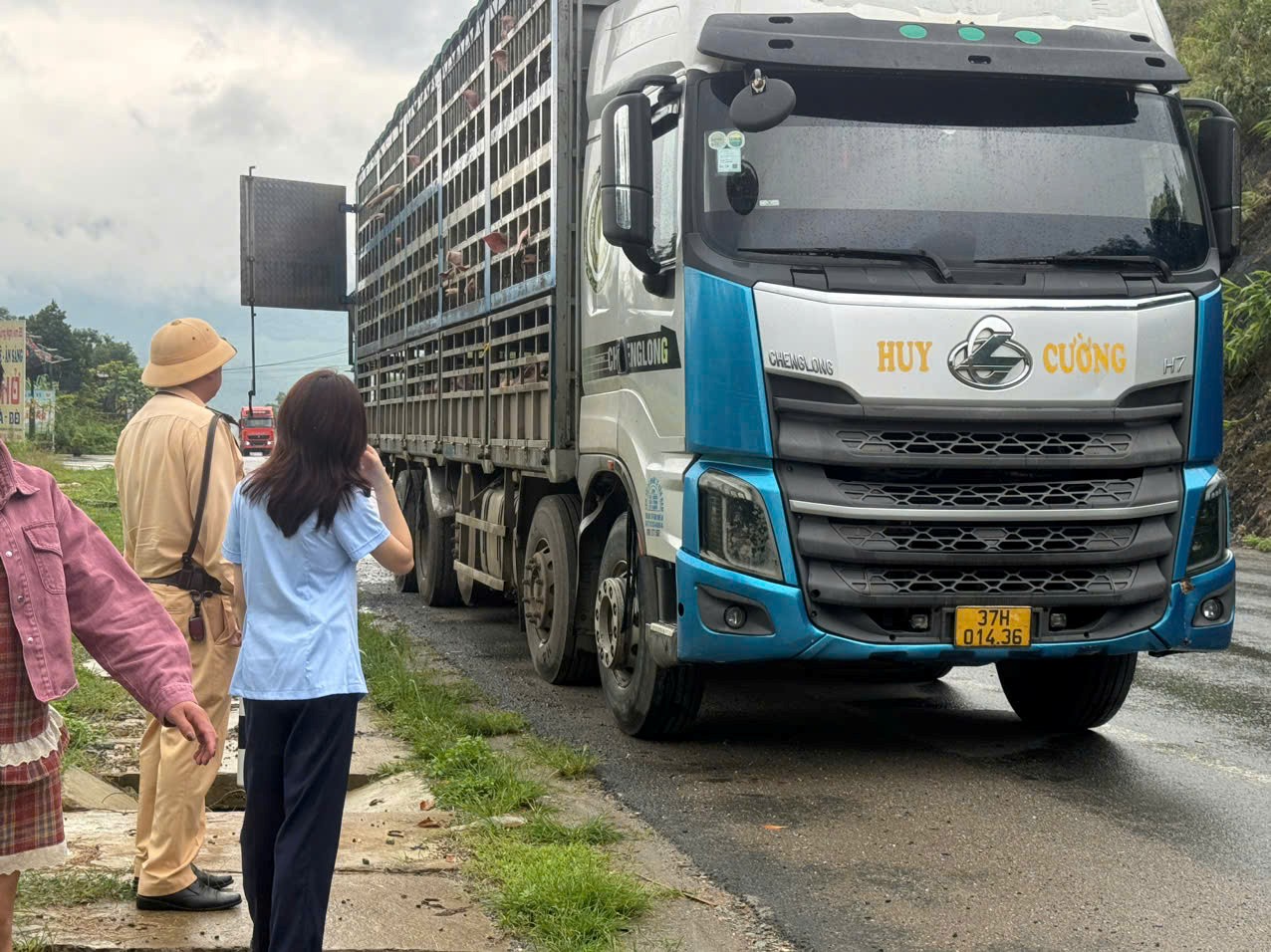 Kiểm tra đột xuất một xe tải, lập tức tiêu huỷ hàng trăm con lợn ngay trong đêm- Ảnh 1. Kiểm tra đột xuất một xe tải, lập tức tiêu huỷ hàng trăm con lợn ngay trong đêm- Ảnh 1.
