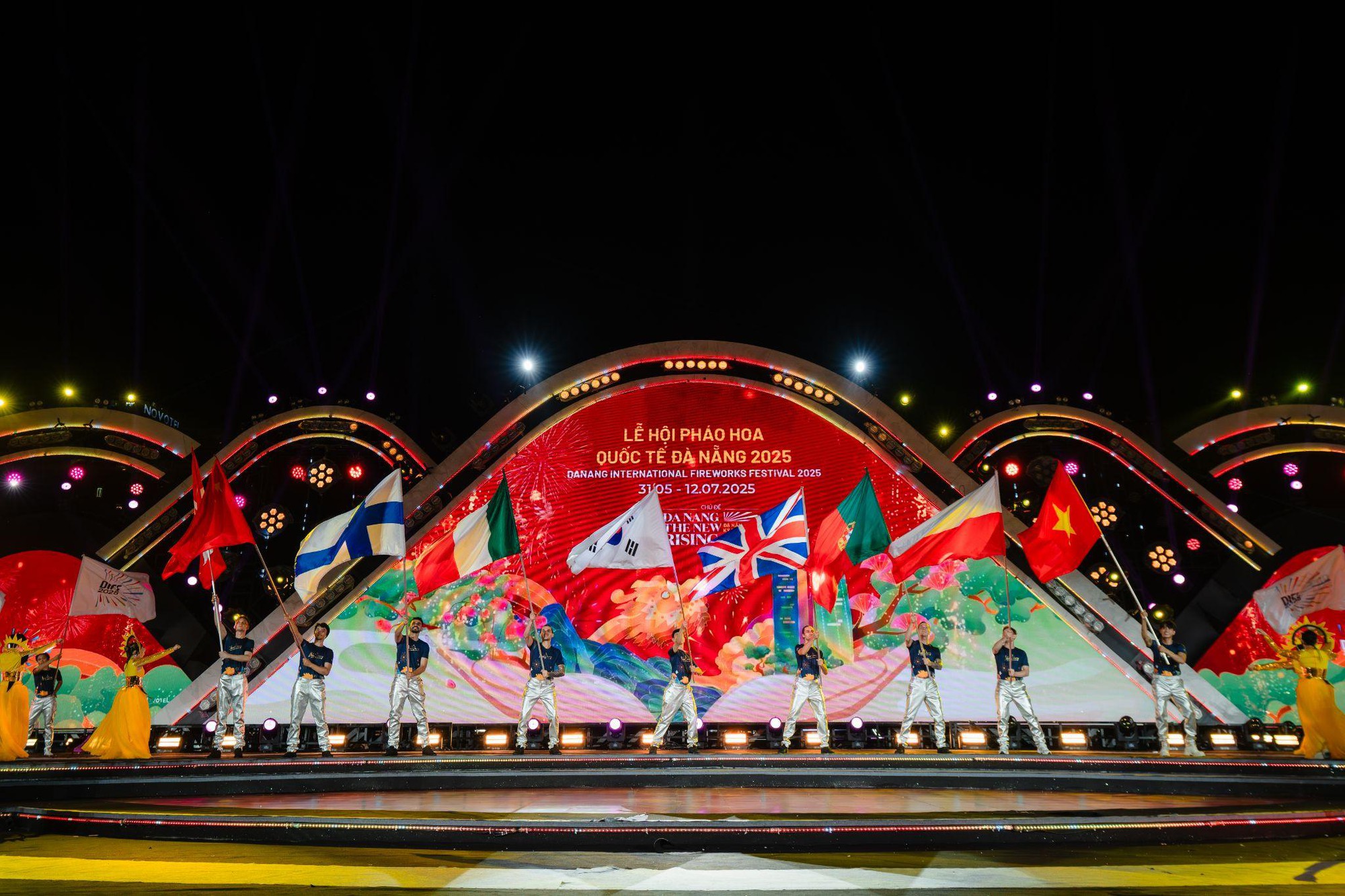 Chuyến bay đến Đà Nẵng tăng vọt ngay trước đêm chung kết DIFF 2025- Ảnh 7. Chuyến bay đến Đà Nẵng tăng vọt ngay trước đêm chung kết DIFF 2025- Ảnh 7.