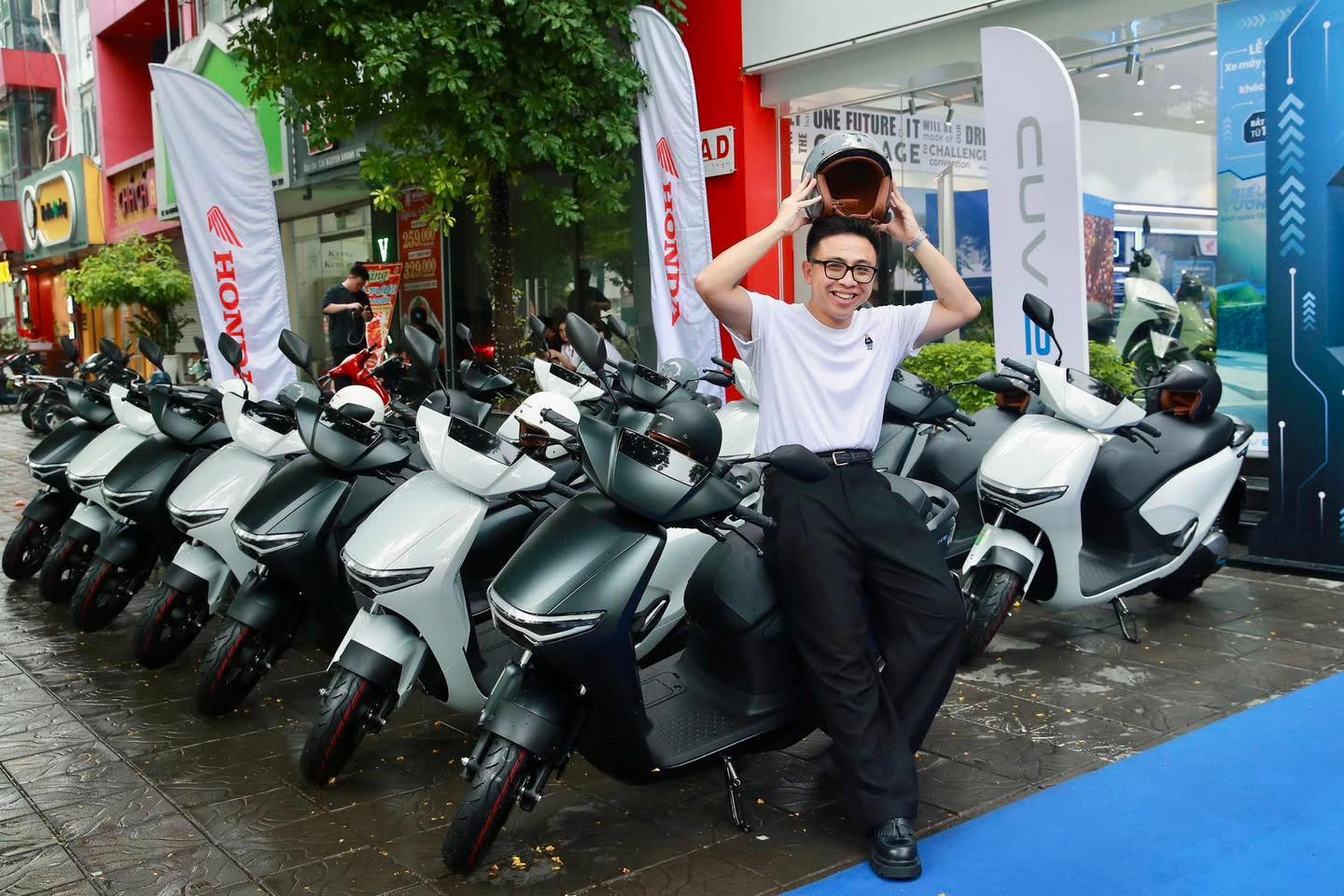 'Vua xe máy xăng' vừa bàn giao xe điện đời mới cho khách Việt: Chi hơn 6 triệu là có xe, có gì đặc sắc?- Ảnh 1. 'Vua xe máy xăng' vừa bàn giao xe điện đời mới cho khách Việt: Chi hơn 6 triệu là có xe, có gì đặc sắc?- Ảnh 1.