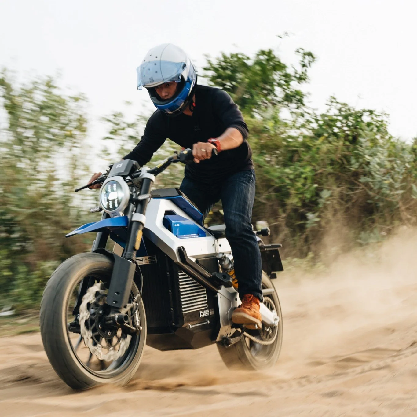 Đây là 'siêu' xe máy điện do Việt Nam sản xuất: Khỏe ngang ô tô, đi 240km/sạc, pin có 5 tầng bảo vệ- Ảnh 2. Đây là 'siêu' xe máy điện do Việt Nam sản xuất: Khỏe ngang ô tô, đi 240km/sạc, pin có 5 tầng bảo vệ- Ảnh 2.