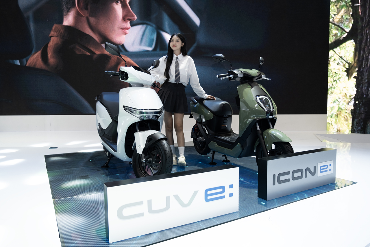 'Vua xe máy xăng' vừa bàn giao xe điện đời mới cho khách Việt: Chi hơn 6 triệu là có xe, có gì đặc sắc?- Ảnh 2. 'Vua xe máy xăng' vừa bàn giao xe điện đời mới cho khách Việt: Chi hơn 6 triệu là có xe, có gì đặc sắc?- Ảnh 2.