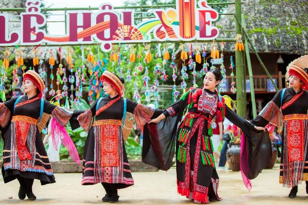 Lễ hội Xòe Bản Mây mở màn cho mùa lễ hội tưng bừng tại Fansipan, Sa Pa- Ảnh 1. Lễ hội Xòe Bản Mây mở màn cho mùa lễ hội tưng bừng tại Fansipan, Sa Pa- Ảnh 1.