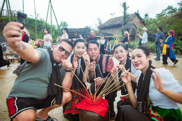 Lễ hội Xòe Bản Mây mở màn cho mùa lễ hội tưng bừng tại Fansipan, Sa Pa- Ảnh 13. Lễ hội Xòe Bản Mây mở màn cho mùa lễ hội tưng bừng tại Fansipan, Sa Pa- Ảnh 13.