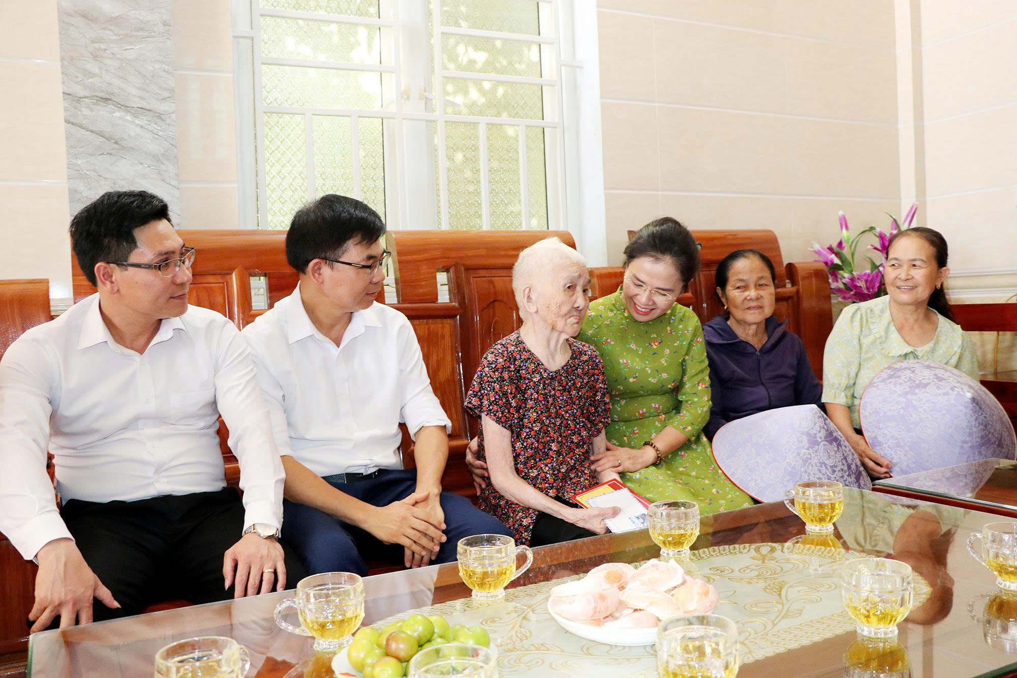 Nghệ An: Phó Bí thư Tỉnh ủy tới thăm, tặng quà các thương bệnh binh, Mẹ Việt Nam anh hùng- Ảnh 9.