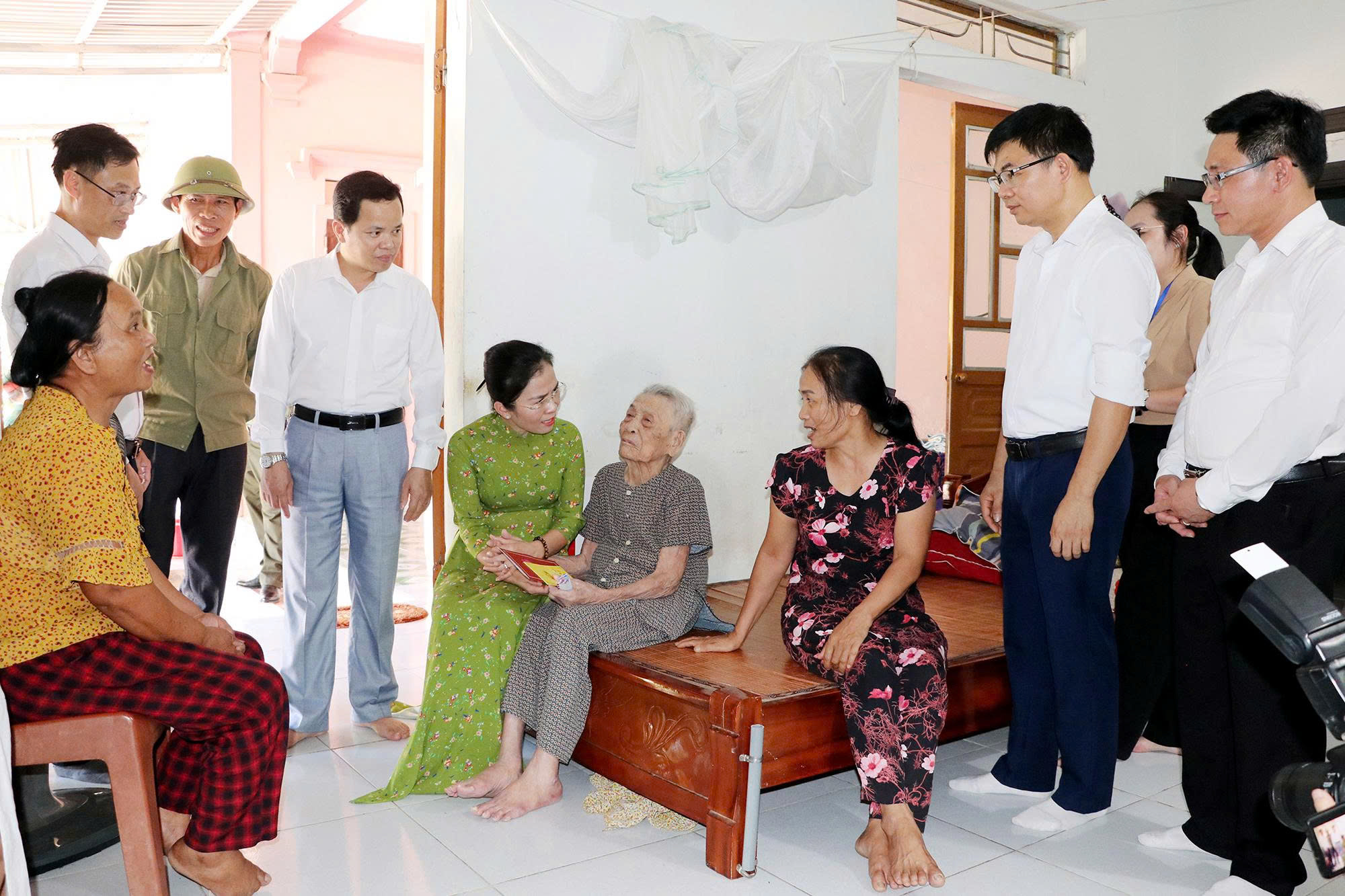 Nghệ An: Phó Bí thư Tỉnh ủy tới thăm, tặng quà các thương bệnh binh, Mẹ Việt Nam anh hùng- Ảnh 8.