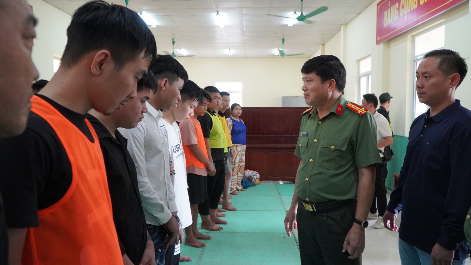 Trinh sát bí mật báo về thông tin quan trọng, hàng trăm cảnh sát được huy động, triệt phá chuyên án rất lớn- Ảnh 2.