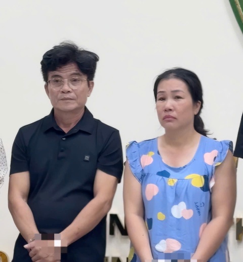 Cận cảnh quy trình sản xuất làm giả gần 70.000 chai "dầu gió con ó" tại TP.HCM: Chồng nghiên cứu thành phần, vợ đặt mua nguyên liệu trôi nổi- Ảnh 2.