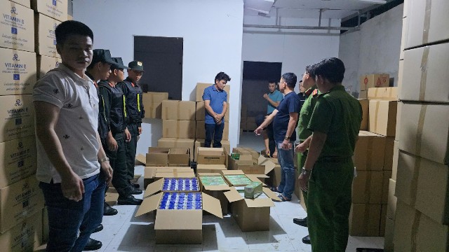 Công bố hình ảnh khám xét kho hàng của vợ chồng nữ doanh nhân Ngô Ánh Hồng- Ảnh 1.