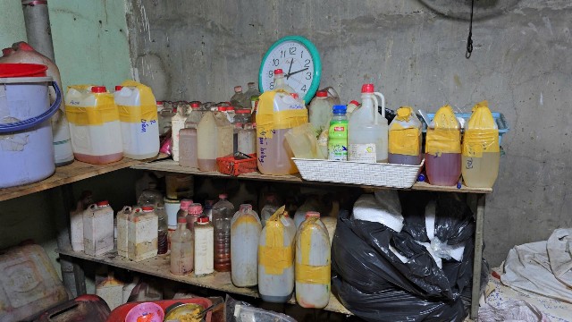 Cận cảnh quy trình sản xuất làm giả gần 70.000 chai "dầu gió con ó" tại TP.HCM: Chồng nghiên cứu thành phần, vợ đặt mua nguyên liệu trôi nổi- Ảnh 7.