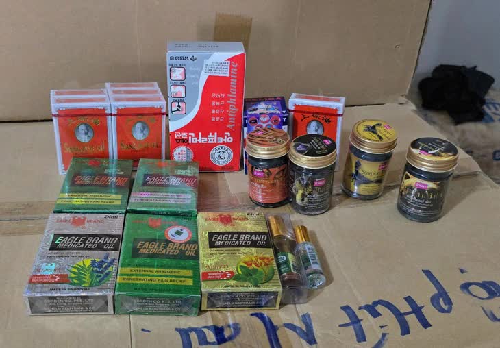 Cận cảnh quy trình sản xuất làm giả gần 70.000 chai "dầu gió con ó" tại TP.HCM: Chồng nghiên cứu thành phần, vợ đặt mua nguyên liệu trôi nổi- Ảnh 11.